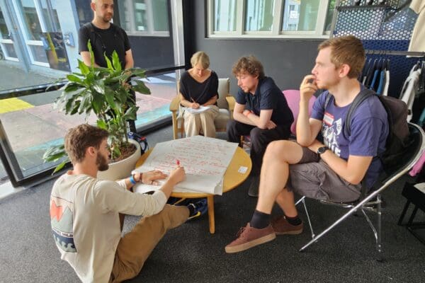 Nodig buitenlandse theologiestudenten uit in uw kerkdienst