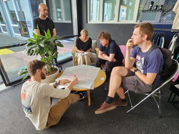 Nodig buitenlandse theologiestudenten uit in uw kerkdienst