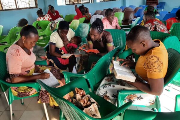 zusters aan de studie in Tanzania